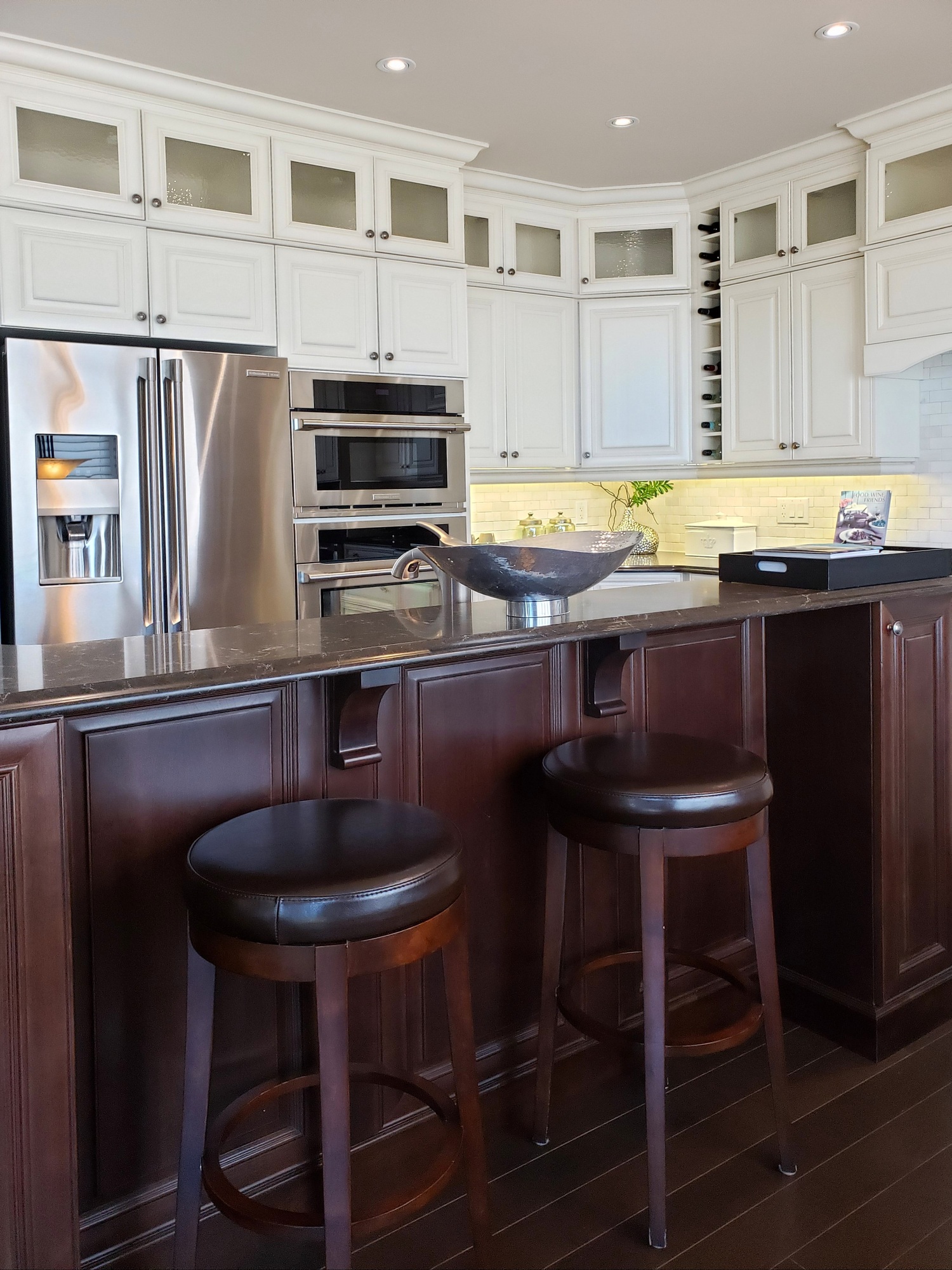 Leather bar stools at the kitchen island, trends, home decor, interior design